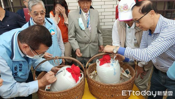 ▲▼      中山大學校友總會金門埋酒，相約5年後重返金門挖酒共飲       。（圖／記者林名揚翻攝）