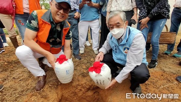 ▲▼      中山大學校友總會金門埋酒，相約5年後重返金門挖酒共飲       。（圖／記者林名揚翻攝）