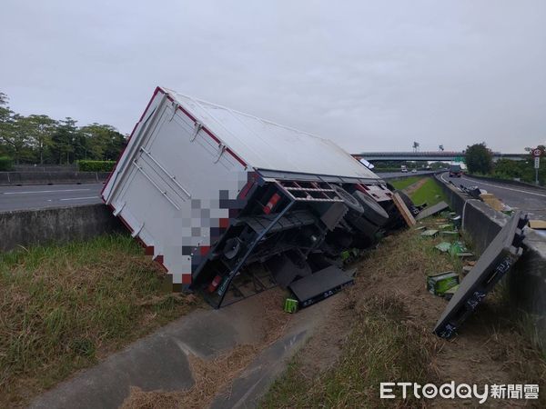 ▲▼大貨車衝出邊坡交通事故。（圖／記者翁伊森翻攝）