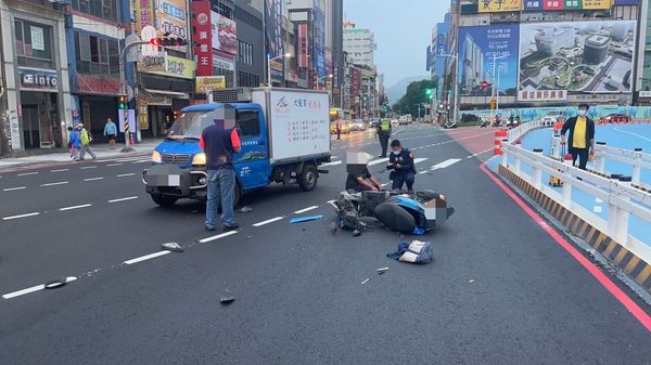 ▲▼高雄車站新路線3天2撞車！男騎士噴飛摔斷腿，驚悚畫面曝。（圖／記者賴文萱翻攝）