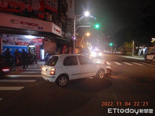 ▲▼大里一輛自小客車左轉時未禮讓直行機車，撞倒人車，駕駛酒測值高達0.8mg/l。（圖／民眾提供，下同）