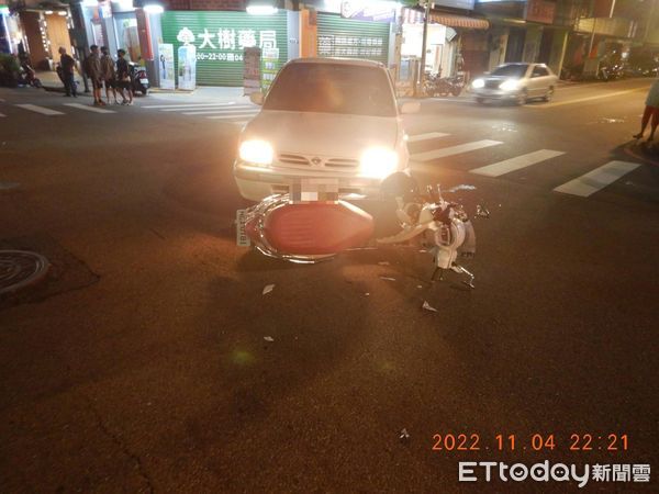 ▲▼大里一輛自小客車左轉時未禮讓直行機車，撞倒人車，駕駛酒測值高達0.8mg/l。（圖／民眾提供，下同）