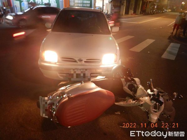 ▲▼大里一輛自小客車左轉時未禮讓直行機車，撞倒人車，駕駛酒測值高達0.8mg/l。（圖／民眾提供，下同）