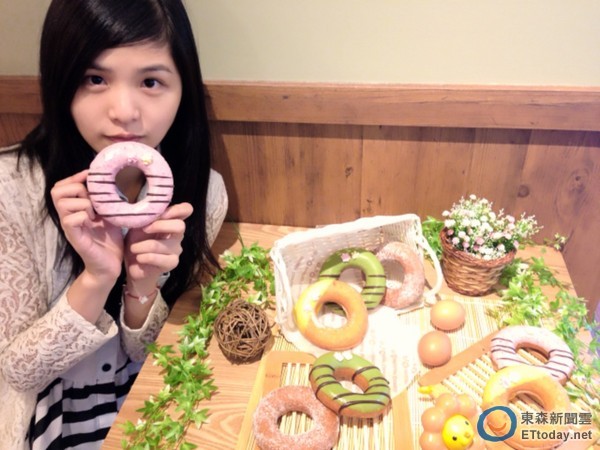 多拿滋推出芙蕾系列甜甜圈，一共有4種口味，即日起祭出均一價優惠25元。（圖／記者魏妤庭攝）