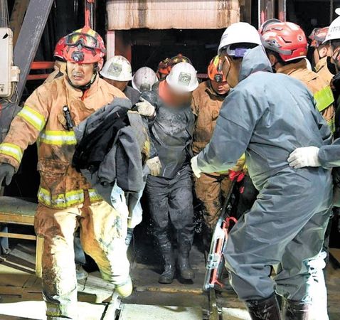 ▲▼兩名礦工被救出後，在消防人員攙扶下，靠雙腿步出坑道。（圖／慶北消防本部）