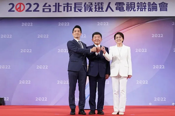 ▲蔣萬安、陳時中、黃珊珊參與2022年台北市長候選人選舉電視辯論會。（圖／台北市長候選人電視辯論會主辦方提供）