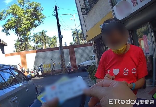 ▲▼台中1名90歲迷途老翁癱坐路邊，沒人認識，警方還好在身上找到25年前舊名片，因而連絡上家人。（圖／民眾提供，下同）