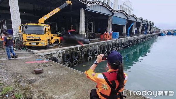 ▲成功分局偕同海巡在港內進行打撈。（圖／記者楊漢聲翻攝）