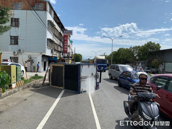 ▲▼台中1輛砂石車疑變換車道追撞，造成1輛自小客車衝上安全島，1輛小貨車側翻。（圖／民眾提供，下同）