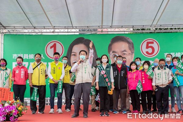 ▲在尋求七連霸的邱莉莉競選總部成立現場，黃偉哲表示，未來在議會要推動市政順利、監督市政，最好的黃金陣容，就是邱莉莉帶頭。（圖／記者林悅翻攝，下同）