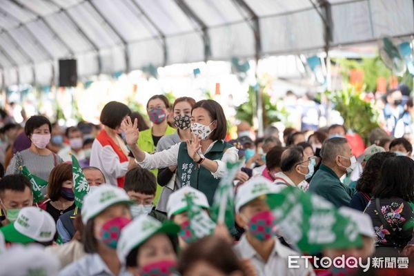 ▲在尋求七連霸的邱莉莉競選總部成立現場，黃偉哲表示，未來在議會要推動市政順利、監督市政，最好的黃金陣容，就是邱莉莉帶頭。（圖／記者林悅翻攝，下同）