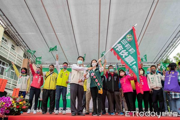 ▲在尋求七連霸的邱莉莉競選總部成立現場，黃偉哲表示，未來在議會要推動市政順利、監督市政，最好的黃金陣容，就是邱莉莉帶頭。（圖／記者林悅翻攝，下同）