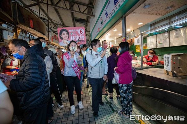 ▲在尋求七連霸的邱莉莉競選總部成立現場，黃偉哲表示，未來在議會要推動市政順利、監督市政，最好的黃金陣容，就是邱莉莉帶頭。（圖／記者林悅翻攝，下同）