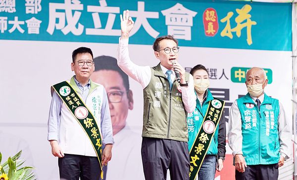 ▲民進黨桃園市長候選人鄭運鵬今（5）日出席中壢市議員徐景文競選總部成立大會，籲請鄉親疼惜鄭文燦八年好政績，票投鄭運鵬、徐景文。（圖／鄭運鵬競辦提供）