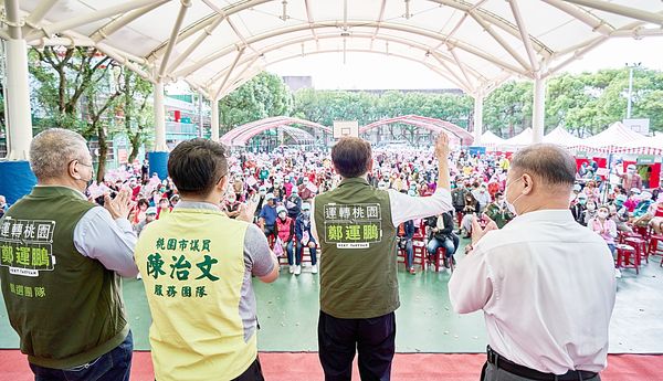 ▲民進黨桃園市長候選人鄭運鵬向大溪鄉親喊話，未來會與市議員陳治文一起努力，讓大溪市民享有更美好生活。（圖／鄭運鵬競辦提供）