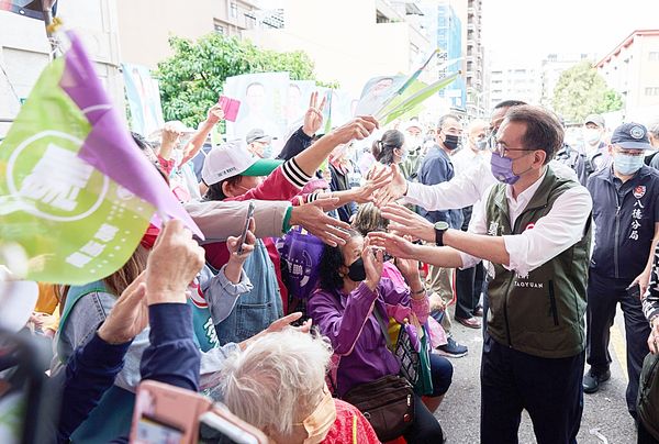 ▲民進黨桃園市長候選人鄭運鵬今（5）日出席八德區市議員蔡永芳競選總部成立大會，向鄉親揮手致意爭取支持。（圖／鄭運鵬競辦提供）