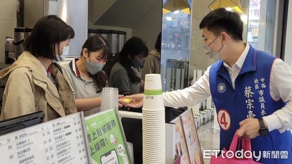 ▲台南市長謝龍介競總發言人、中西區、北區市議員候選人蔡宗豪，每天日跑15小時拜票，走到厚厚的鞋底破了大洞，FB網友紛紛送上加油打氣。（圖／記者林悅翻攝，下同）