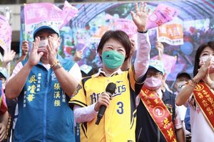 「決戰中台灣」盧秀燕穿兄弟球衣跑行程　蔡其昌「空姐妻」亮相