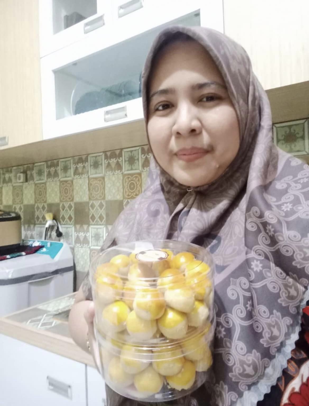 ▲陳松勇乾女兒Yule（Yuli）回印尼後開始賣手工餅乾。（圖／翻攝自Facebook／粘嫦鈺）