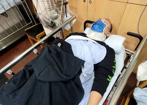 ▲楊植斗國民黨市議員候選人楊植斗日前拜票時，不慎從行動式演講台後仰摔倒，頭部著地。（圖／翻攝羅智強臉書）