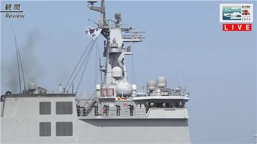 ▲▼南韓海軍昭陽號軍需補給艦，出席日本主導觀艦式時向旭日旗敬禮。（圖／翻攝自YouTube）