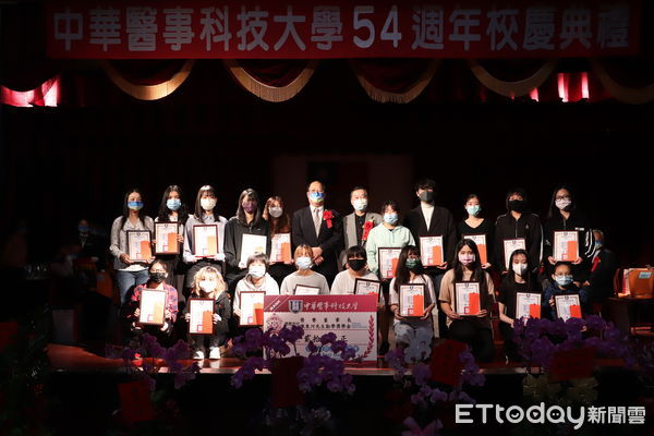 ▲中華醫事科技大學舉行創校54週年校慶典禮，孫逸民校長頒發2022年傑出校友當選證書給11位傑出校友當選人，專技高考狀元及優秀學生獎勵金。（圖／記者林悅翻攝，下同）