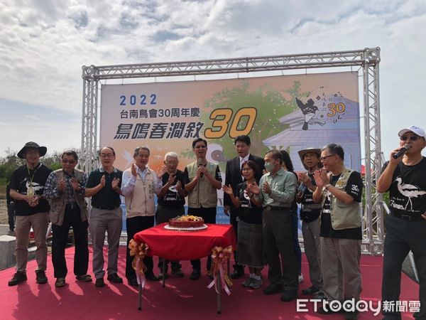 ▲台南鳥會6日在四草野生動物保護區的台江鳥類生態館周邊舉辦慶祝活動，吸引眾多民眾親子參加。（圖／記者林悅翻攝，下同）