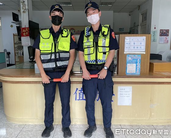 ▲枋寮警分局建興派出所警員許哲瑋臉頰留下明顯口罩痕             。（圖／記者陳崑福翻攝，下同）