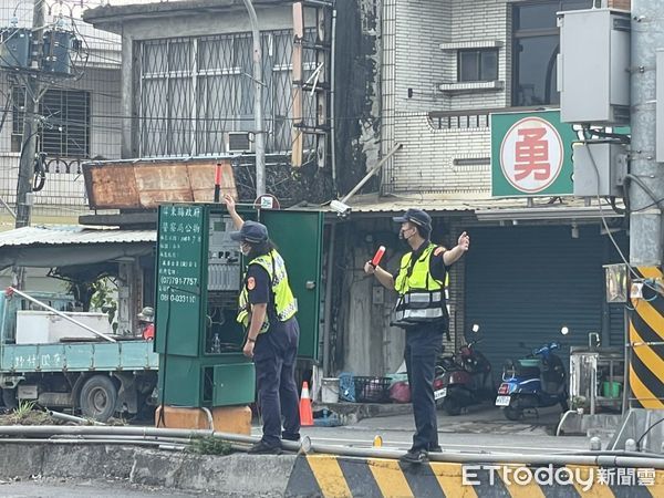 ▲枋寮警分局建興派出所警員許哲瑋臉頰留下明顯口罩痕             。（圖／記者陳崑福翻攝，下同）