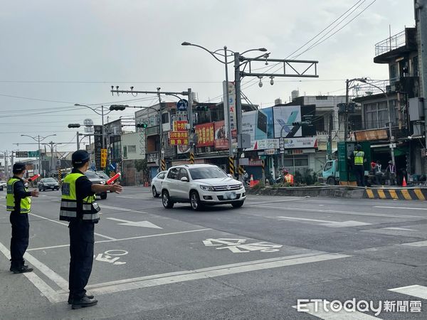 ▲枋寮警分局建興派出所警員許哲瑋臉頰留下明顯口罩痕             。（圖／記者陳崑福翻攝，下同）