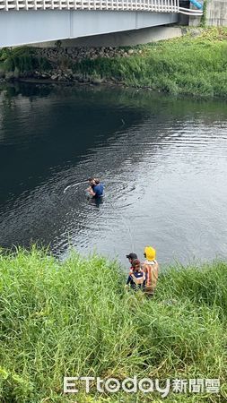 ▲台南市下營區南59縣道黑橋處，下午發生一起車禍自撞案件，傷者疑似車速過快擦撞路旁橋墩，不慎跌落大排險遭流走，下營消防分隊及時救援搶救送醫。（圖／民眾提供，下同）