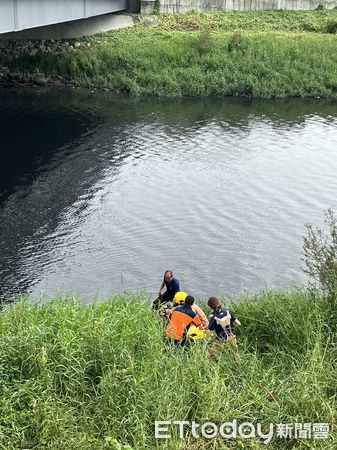 ▲台南市下營區南59縣道黑橋處，下午發生一起車禍自撞案件，傷者疑似車速過快擦撞路旁橋墩，不慎跌落大排險遭流走，下營消防分隊及時救援搶救送醫。（圖／民眾提供，下同）