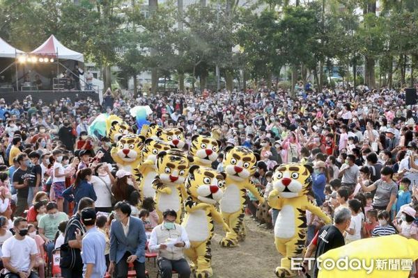 ▲2022藝術進區活動來到佳里區體育公園，由「紙風車劇團」演出經典戲碼《武松愛老虎》，市長黃偉哲也親臨會場，與民一同看戲逗熱鬧。（圖／記者林悅翻攝，下同）