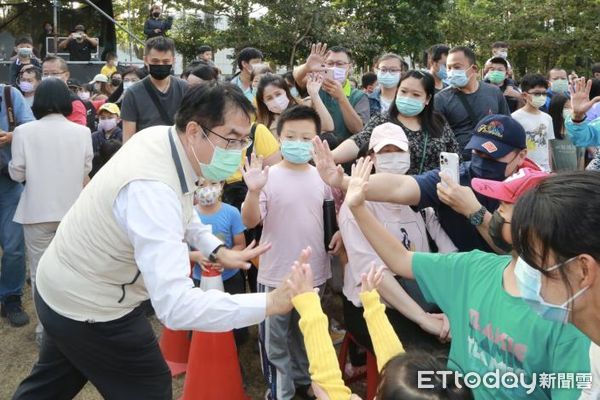 ▲2022藝術進區活動來到佳里區體育公園，由「紙風車劇團」演出經典戲碼《武松愛老虎》，市長黃偉哲也親臨會場，與民一同看戲逗熱鬧。（圖／記者林悅翻攝，下同）