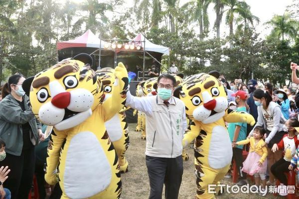 ▲2022藝術進區活動來到佳里區體育公園，由「紙風車劇團」演出經典戲碼《武松愛老虎》，市長黃偉哲也親臨會場，與民一同看戲逗熱鬧。（圖／記者林悅翻攝，下同）