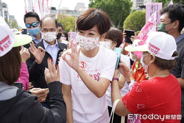 ▲台南市北區、中西區市議員陳怡珍競選總部成立大會現場熱鬧滾滾、座無虛席，立法院院長游錫堃、立委陳亭妃、市長黃偉哲、議長郭信良等人都到場替陳怡珍站台支持。（圖／記者林悅翻攝，下同）