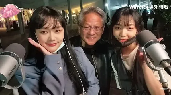 輝達（NVIDIA）執行長黃仁勳向直播女歌手點歌。（圖／翻攝自YouTube／唯有音樂OnlyMusic）