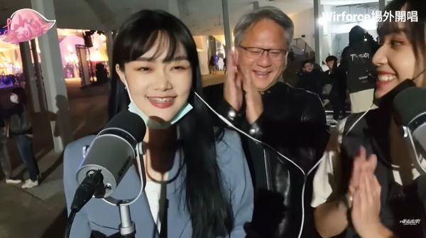 輝達（NVIDIA）執行長黃仁勳向直播女歌手點歌。（圖／翻攝自YouTube／唯有音樂OnlyMusic）