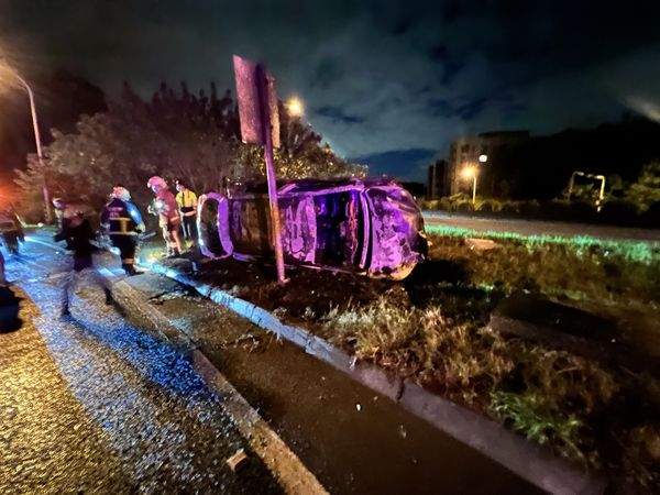 ▲▼休旅車在國三土城交流道彎道翻車，隨後車輛起火燃燒。（圖／記者游宗樺翻攝）