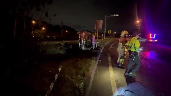 ▲▼休旅車在國三土城交流道彎道翻車，隨後車輛起火燃燒。（圖／記者游宗樺翻攝）