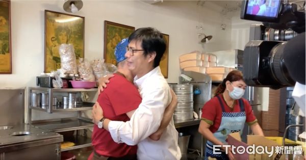 ▲2018年市長選輸之後，陳其邁用「邁式抱抱」給支持者互相打氣            。（圖／翻攝臉書）