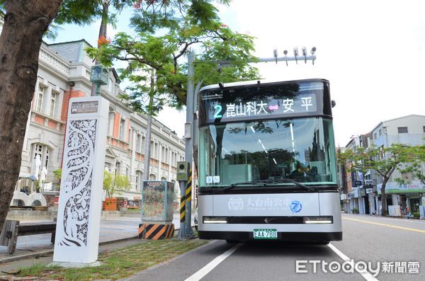 ▲台南市長黃偉哲力推電動公車政策，2022年6月起還加入鴻海集團旗下鴻華先進研發的電動公車「Model T」，該公車造型亮眼吸睛，至年底將有16輛陸續上路，為古都增添時尚科技風。（圖／記者林悅翻攝，下同）