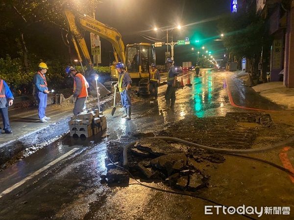 ▲台電施工挖土機不慎挖破瓦斯管線。（圖／民眾提供）