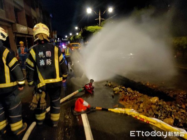▲消防隊和瓦斯管線公司搶修人員以噴水戒備搶修中。（圖／消防局提供）