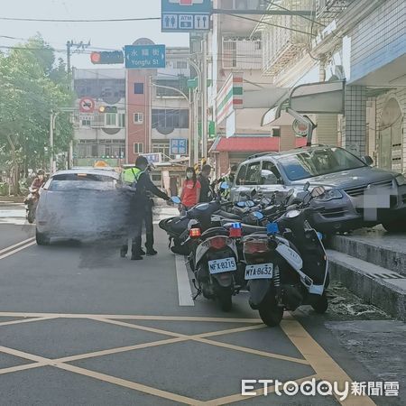 ▲▼騎樓旁停放7台機車無辜遭撞。（圖／八德警分局提供）