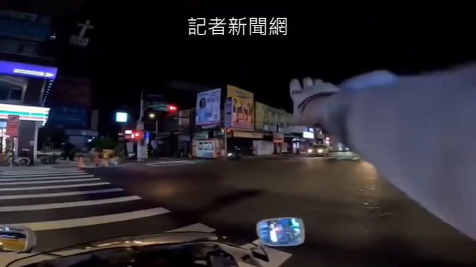 ▲▼桃園女闖紅燈過馬路「低頭滑手機」　驚悚畫面曝遭2車撞倒輾斃。（圖／翻攝自記者爆料網）