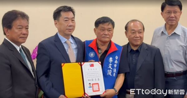 ▲內政部政務次長陳宗彥代表內政部，到台南市議會頒發副議長當選證書予李文俊副議長。（圖／記者林悅翻攝，下同）