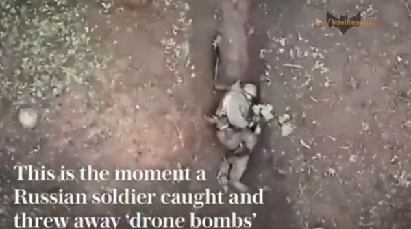 ▲▼一名躲在戰壕裡的俄軍，徒手接無人機的榴彈求生存。（圖／翻攝自twitter／@LWNChannel）