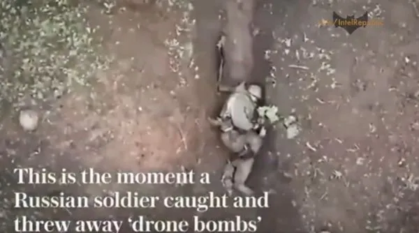 ▲▼一名躲在戰壕裡的俄軍，徒手接無人機的榴彈求生存。（圖／翻攝自twitter／@LWNChannel）