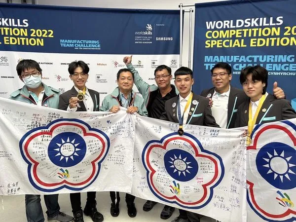 ▲▼台灣在2022國際技能競賽屢有斬獲，國手施茗翔、洪慶桐、張建雄在經過大約兩年培訓後，近日在英國舉行的場次奪得「集體創作」金牌。。（圖／翻攝Taiwan in the UK 駐英國台北代表處）